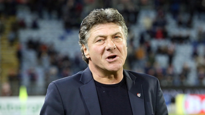 CAGLIARI, ITALY - DECEMBER 06: Walter Mazzarri, coach of Cagliari looks on during the Serie A match between Cagliari Calcio and Torino FC at Sardegna Arena on December 06, 2021 in Cagliari, Italy. (Photo by Enrico Locci/Getty Images)