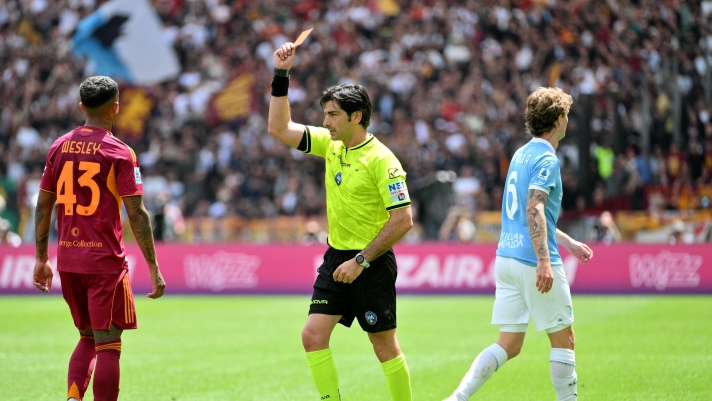 ROME, ITALY - MAY 17: The referee Fabio Maresca show a red card to Vinicius Wesley of AS Roma and NicolÃ² Rovella of SS Lazio during the Serie A match between AS Roma and SS Lazio at Stadio Olimpico on May 17, 2026 in Rome, Italy. (Photo by Marco Rosi - SS Lazio/Getty Images)