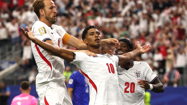  Jude Bellingham #10 of England celebrates with Harry Kane #9 after scoring the team's third goal during the FIFA World Cup 2026 Group L match between England and Croatia at Dallas Stadium on June 17, 2026 in Arlington, Texas.   Francois Nel/Getty Images/AFP (Photo by Francois Nel / GETTY IMAGES NORTH AMERICA / Getty Images via AFP)