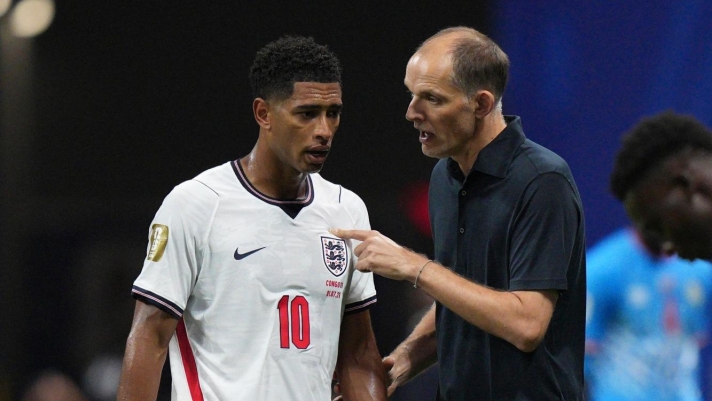 England head coach Thomas Tuchel talks to England's Jude Bellingham (10) during the World Cup round of 32 soccer match between England and Congo in Atlanta, Wednesday, July 1, 2026. (AP Photo/Jacob Kupferman)
