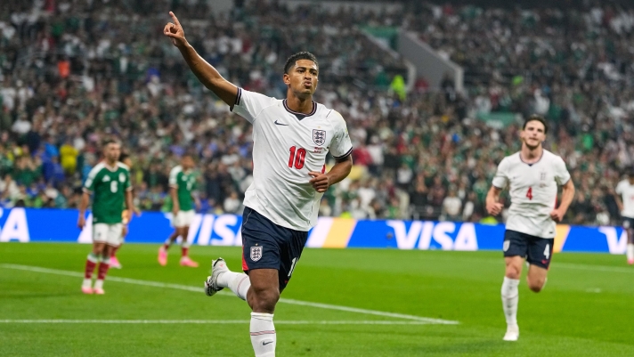 England's Jude Bellingham (10) celebrates after scoring his team's first goal during the World Cup round of 16 soccer match between Mexico and England in Mexico City, Sunday, July 5, 2026. (AP Photo/Natacha Pisarenko)