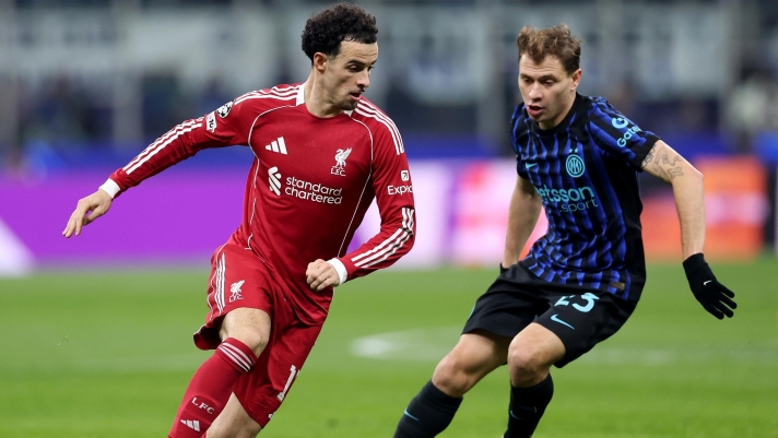 MILAN, ITALY - DECEMBER 09: Curtis Jones of Liverpool controls the ball whilst under pressure from Nicolo Barella of FC Internazionale Milano during the UEFA Champions League 2025/26 League Phase MD6 match between FC Internazionale Milano and Liverpool FC at Stadio San Siro on December 09, 2025 in Milan, Italy. (Photo by Justin Setterfield/Getty Images)