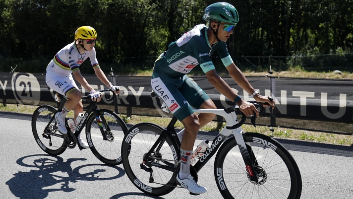 epa13091699 Slovenian cyclist Tadej Pogacar (L) and Green Jersey points leader Mexican cyclist Isaac del Toro of UAE Team Emirates XRG in action during Stage 3 of the Tour de France, a 195.9 km route from Granollers, Spain to Les Angles, France, 06 July 2026.  EPA/GUILLAUME HORCAJUELO