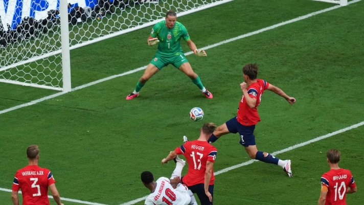England's Jude Bellingham (10) scores their first goal past Norway goalkeeper Oerjan Nyland (1) during the World Cup quarterfinal soccer match between Norway and England in Miami Gardens, Fla., Saturday, July 11, 2026. (AP Photo/Marta Lavandier)