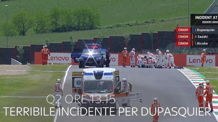 Momenti di tensione, bandiere rosse e ambulanza in pista dopo il terribile incidente occorso a Jason Dupasquier durante le qualifiche della Moto3 al Mugello: il 19enne è morto questa mattina all'Ospedale Careggi di Firenze