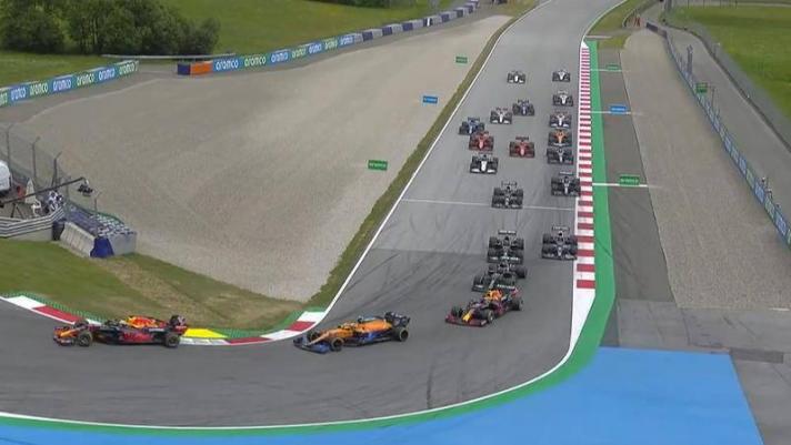 Ecco l’inizio della seconda gara sulla pista austriaca, l’olandese della Red Bull comanda il gruppo, dietro di lui Bottas e Norris