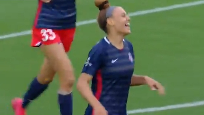 Trinity Rodman, figlia di Dennis, ex stella dell'Nba, ha segnato il primo gol da professionista con le Washington Spirit nella Challenge Cup della National Women's Soccer League dopo 5 minuti dal suo ingresso in campo. Trinity compirà  19 anni il 20 maggio ed è diventata la più giovane americana di sempre a segnare nella lega femminile di calcio. Più precoce di lei solo l'australiana Ellie Carpenter (in gol a 18 anni e 22 giorni)