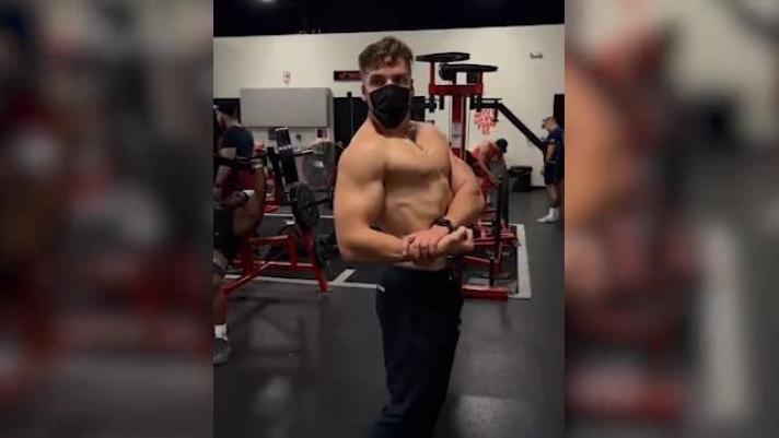 Joseph, il figlio di Arnold Schwarzenegger è un appassionato di body building. Ed ecco come si allena in palestra