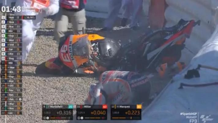 Grande spavento per il pilota della Honda, Marc Marquez, caduto alla curva 7 durante la terza sessione di prove libere del Gp di Jerez della MotoGp. Guarda le immagini