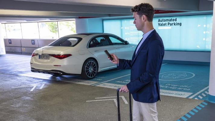 Al salone di Monaco ecco la dimostrazione di un parcheggio senza conducente a bordo di una Mercedes grazie alle tecnologie di guida autonoma sviluppate da Bosch
