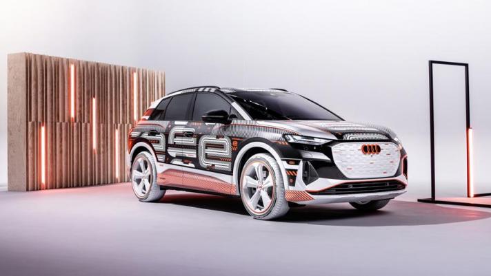 La gamma di auto elettriche Audi è pronta ad allargarsi con l’arrivo - in estate - del nuovo Q4 e-tron, Suv compatto che andrà ad affiancare i già presenti Suv e-tron ed e-tron Sportback e la granturismo e-tron GT. Ecco il design degli esterni, la spaziosità degli interni, la piattaforma dedicata e la tecnologia