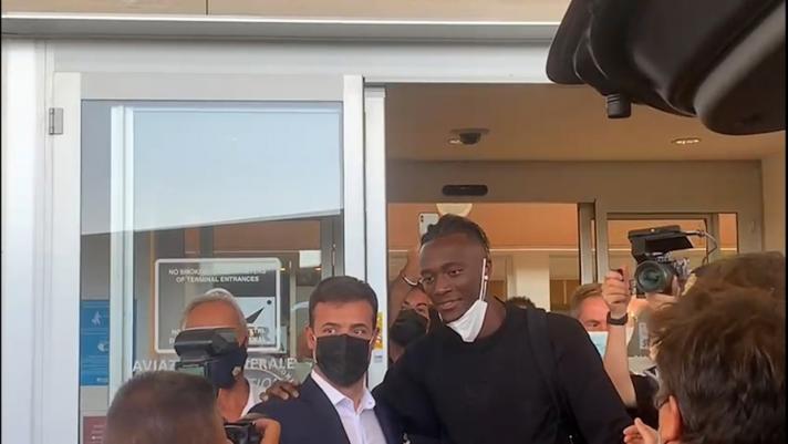 Il nuovo attaccante della Roma è arrivato a Ciampino nel giorno di Ferragosto. Ecco l'accoglienza dei tifosi giallorossi, che già sognano valanghe di gol dall'ex Chelsea