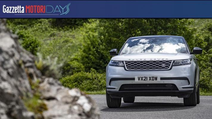 La Land Rover Velar è un'interpretazione del fuoristrada Land Rover in chiave lussuosa e raffinata. Il Suv inglese si arricchisce adesso della tecnologia plug-in hybrid, con un motore 1.997 cc in grado di erogare 404 Cv e 640 Nm di coppia massima. Lo 0-100 km/h è coperto in 5.4 secondi, con una velocità massima di 250 km/h. Il comparto elettrico dispone di una batteria agli ioni di litio da 17,1 kWh, con tempi di ricarica di 100 minuti alle colonnine pubbliche per ottenere l'80% di ricarica. Il cambio è un automatico a 8 rapporti. L'assetto è rigido e regolabile in base alle condizioni del terreno, per questo la Velar è in grado di adattarsi a qualsiasi condizione, sia in strada sia fuori strada. All'interno tanta tecnologia e lusso, con i tre schermi presenti nell'abitacolo, ognuno con una funzione specifica. I prezzi partono da 73.500 euro