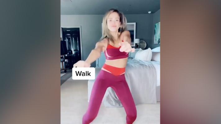 Jessica Alba, attrice e imprenditrice statunitense, ha pubblicato questo video sui suoi canali social in cui mostra le cose che la fanno stare bene: tutte cose legate all'attività fisica