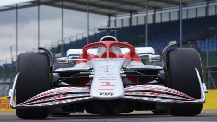 Il modellino presentato a Silverstone dalla F1 per anticipare la rivoluzione tecnica annunciata nel 2022: meno aerodinamica e più effetto suolo per favorire i sorpassi e i duelli in pista