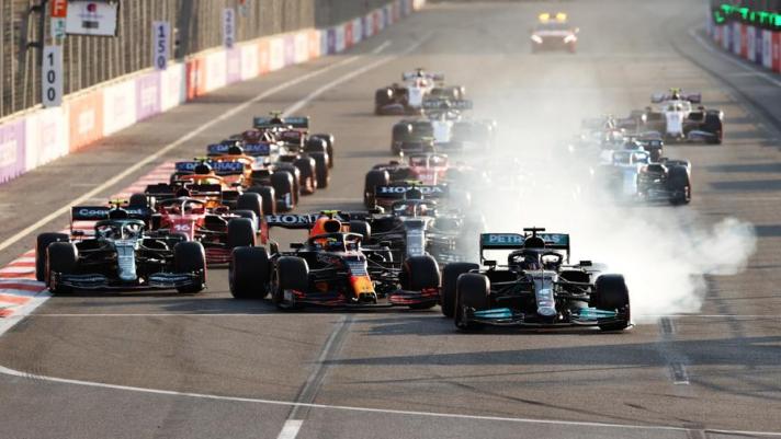 Dall’incidente di Max Verstappen al dritto di Lewis Hamilton dopo la ripartenza del GP dell’Azerbaigian: quante emozioni nella domenica di Baku!