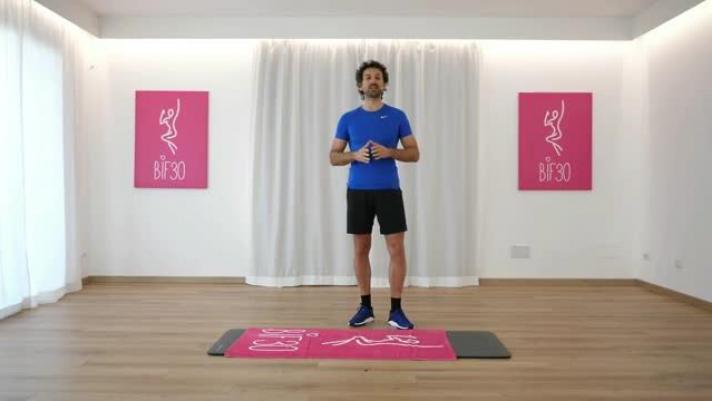 Il fitness coach Marco Caggiati ci mostra un allenamento tipo ed efficace per impegnare i muscoli delle cosce e dei glutei