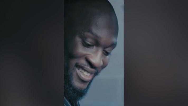 L'attaccante dell'Inter Romelu Lukaku ha pubblicato su Instagram questo video in cui svela la sua nuova auto, una Maserati Levante Trofeo. Nella didascalia ringrazia Donatella Versace "per il supporto". Il belga infatti è testimonial sia di Maserati che di Versace.