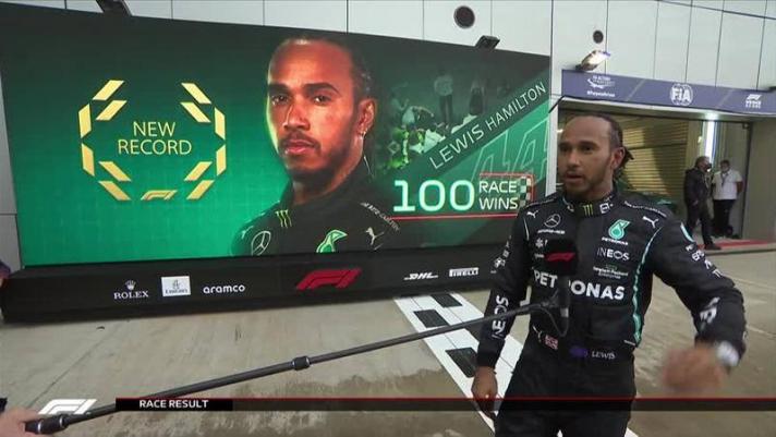 Lewis Hamilton commenta il record di 100 vittorie centrato dopo il successo al Gp di Russia, colto in una giornata densa di colpi di scena