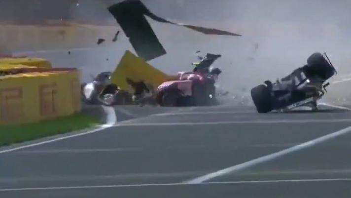 Spaventoso incidente in gara 1 di Formula 2 a Spa Francorchamps. A sinistra i rottami della macchina di Anthoine Hubert. Foto da Twitter