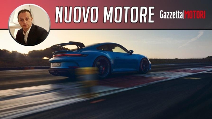 La supercar tedesca si è aggiornata di recente rinnovandosi sotto diversi aspetti. In questo video facciamo un focus tecnico sul nuovo motore, il 6 cilindri boxer da 3996 cc che con la 992 standard condivide ben pochi componenti. Un motore che per certi aspetti si avvicina molto a quello usato dalle GT3 Cup, le vetture da corsa di Porsche impegnate nei campionati monomarca. Le somiglianze sono a partire dal supporto motore, fissato direttamente alle teste per garantire maggiore rigidità, precisione e leggerezza (solo per questo aspetto si risparmiano circa 2 kg). E poi lo scarico, totalmente rivisto: addirittura 8 kg in meno ed emissioni di CO2 più basse. La riduzione del peso ha riguardato anche i nuovi pistoni, permettendo al motore di essere più veloce e reattivo in tutte le sue fasi