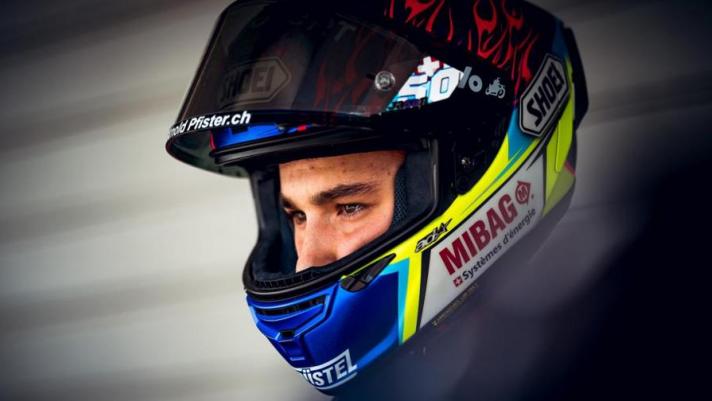 In memoria del pilota francese, scomparso durante la sessione di qualifica della Moto3 al Mugello, dal momento dello schianto alla tragica notizia della scomparsa