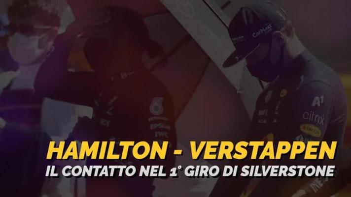 Le immagini del contatto tra Lewis Hamilton e Max Verstappen nel primo giro del Gran Premio di Silverstone: l’olandese è finito fuori pista e ha chiuso la gara, per l’inglese 10 secondi di penalità.
