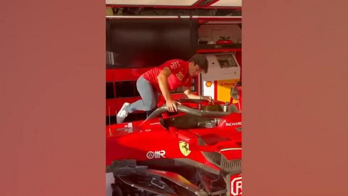 Il comico Khaby Lame, l'italiano più seguito al mondo sui social, continua a collaborare con gli sportivi: eccolo con il pilota Carlos Sainz, a cui "insegna", alla sua maniera, a entrare nell'abitacolo della Ferrari. (Instagram @khaby00)