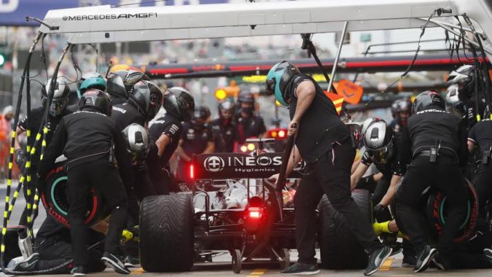 Le immagini dell’errore di Hamilton che rientrando in pit lane urta il muro e danneggia la sua Mercedes W12