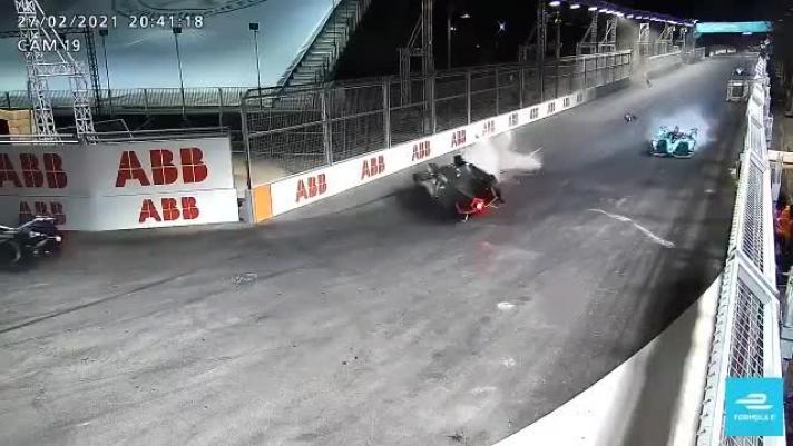 In Formula E in Arabia Saudita la Mahindra del britannico Alex Lynn si è impennata dopo un contatto con la Jaguar di Mitch Evans ed è atterrata ruote all'aria, strisciando poi sull’asfalto per molte decine di metri. Il pilota è rimasto illeso. Ringraziando l’halo