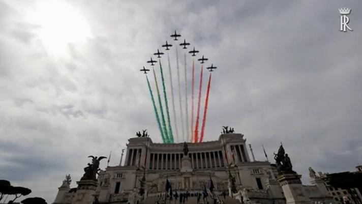 Lo spettacolo delle Frecce Tricolori sopra l'Altare della Patria in occasione delle celebrazioni della Festa della Repubblica