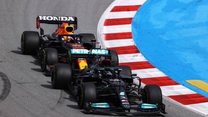 Un Gran Premio giocato sul filo dei millesimi. Max Verstappen attacca Lewis Hamilton alla prima curva, prendendo il comando delle operazioni e dettando il proprio ritmo. Max non perde la lucidità nemmeno quando i suoi meccanici sbagliano il pit stop. Una sfida di nervi che cresce esponenzialmente quando Lewis Hamilton opta per un secondo pit stop, montando un'altra gomma gialla. Strategia corretta, che porterà al sorpasso decisivo e all'ennesimo trionfo Mercedes