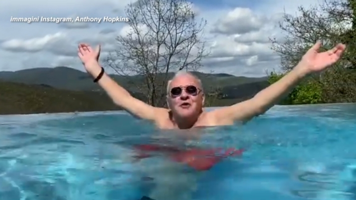 L'attore premio Oscar Anthony Hopkins è in vacanza in Toscana: sul suo profilo Instagram ha pubblicato questo video in piscina