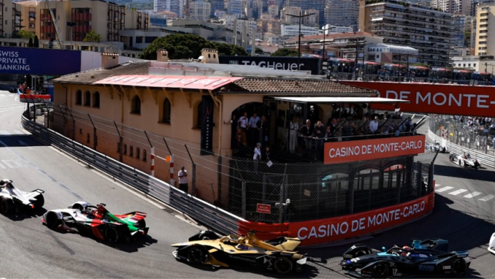 Presentato il nuovo tracciato dell’E-Prix di Monaco, previsto nel principato l’8 maggio. Il circuito è pressoché identico, per la prima volta nella storia, a quello della Formula 1. Il GP si terrà il 23 maggio, due settimane dopo la gara del Mondiale elettrico