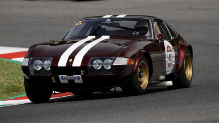 Alla Modena Cento Ore una Ferrari Daytona Competizione del 1972 davvero unica. Si tratta di un'auto che ha subito un lungo lavoro di trasformazione durato 12 anni. Mossa dal V12 da 4,4 litri e 475 Cv di potenza è di proprietà di una coppia di collezionisti italiani provenienti dal Sudafrica