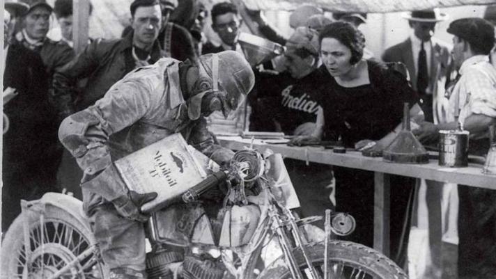 Nel 1921 la prima edizione del circuito del Lario, la corsa che sarebbe diventata famosa con il soprannome di Tourist Trophy Italiano. Protagonisti il pilota Tazio Nuvolari e il poeta Gabriele D’Annunzio