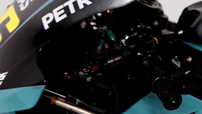 È stata svelata stamani la Yamaha Petronas M1 di Valentino Rossi e Franco Morbidelli per la stagione 2021 della MotoGP. La livrea è di colore nero e verde quelli del colosso malese. Guarda il video