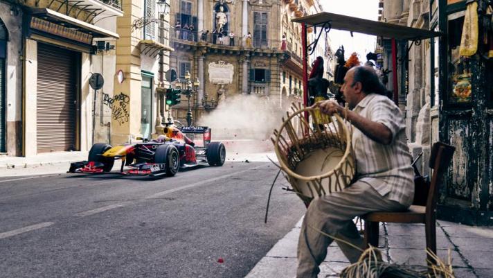 La monoposto di Formula 1 sfreccia nelle strade del capoluogo siciliano. Drift e accelerazioni da urlo