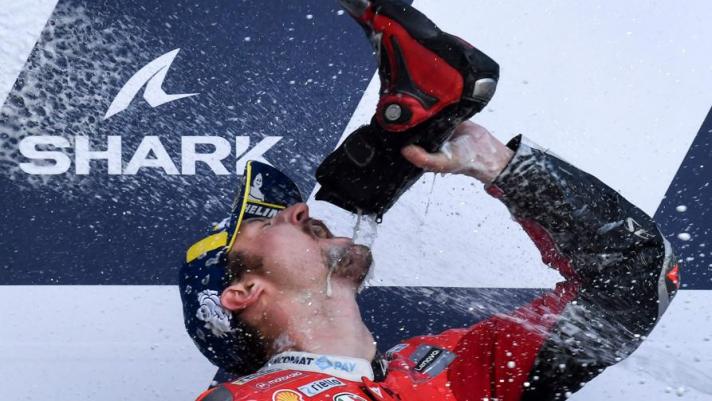 L’australiano Jack Miller, vincitore su Ducati del GP Francia di MotoGP, ha mostrato anche a Le Mans la sua solita esultanza: bevendo champagne dallo stivale