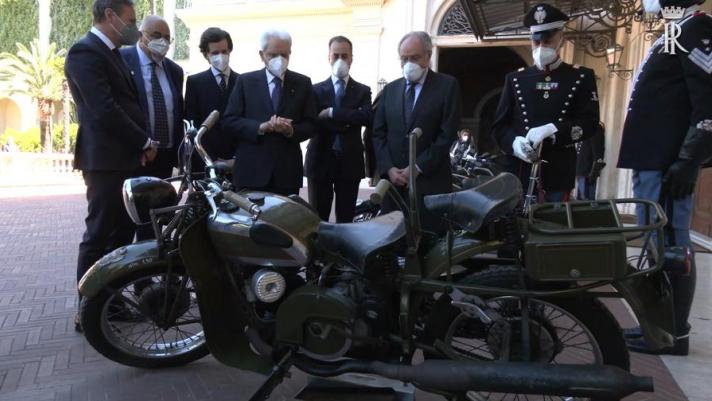 In occasione del centenario, la casa di Mandello dona due nuovi esemplari di Moto Guzzi V85 TT alla scorta del Presidente della Repubblica, Sergio Mattarella. Il modello da viaggio di Guzzi ha un motore di 853 cc con una potenza di 76 Cv a 7.500 giri