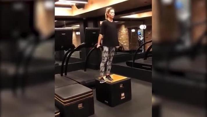 L'attrice ha pubblicato questo video sul suo profilo Instagram in cui esegue dei pistol squat su un box e con dei pesi