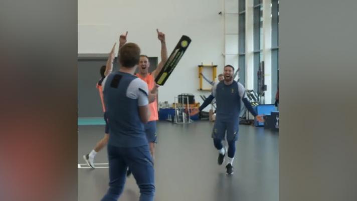 Harry Kane, durante una seduta di in palestra col Tottenham, si allena anche giocando a cricket. E sembra saperci fare