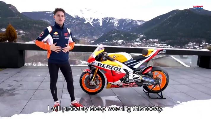 Lo spagnolo, nuovo pilota della Honda Hrc, riceve un regalo speciale a domicilio: la moto con cui correrà in questa stagione, già ‘provata’ sul terrazzo… (Twitter @HRC_MotoGP)