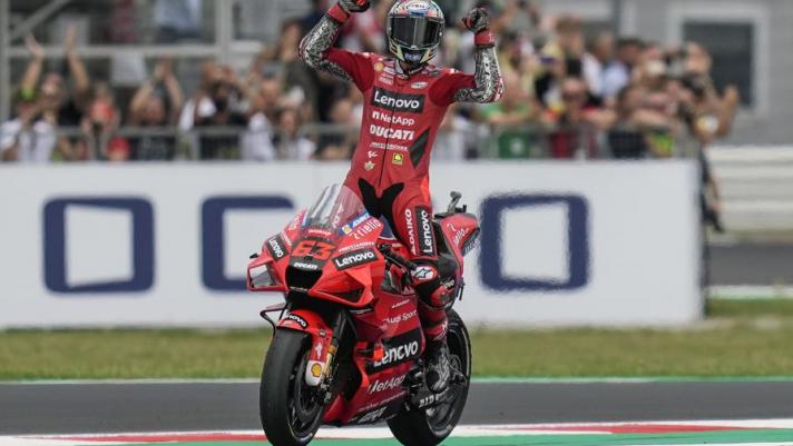 Le emozioni del GP San Marino con il trionfo di Pecco Bagnaia, al secondo successo in carriera in MotoGP, e il primo podio per Enea Bastianini dietro Fabio Quartararo. I momenti più emozionanti della gara di Misano