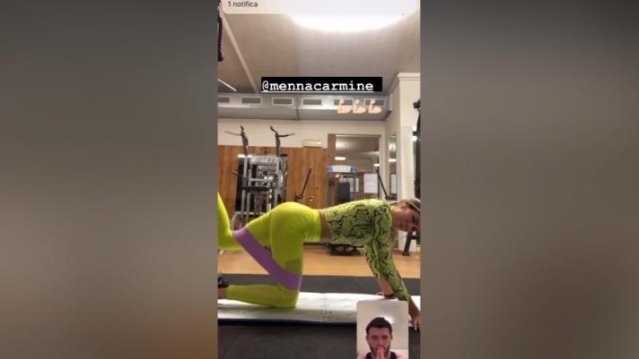 Ludovica Pagani ha pubblicato su Instagram l'allenamento di oggi in videochiamata con il suo personal trainer
