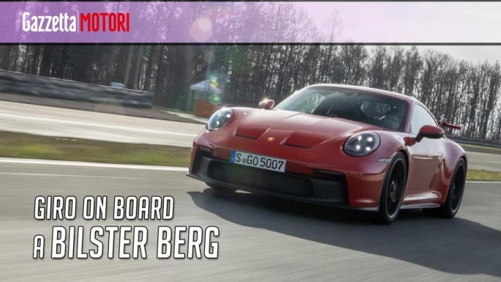 Un giro di pista sul circuito di Bilster Berg con la nuova e velocissima Porsche 911 GT3 serie 992. Un tracciato impegnativo, ricco di scollinamenti e curve cieche, punti da raccordare dove l’equilibrio, la comunicatività e la grandissima precisione di questa nuova 911 a metà tra pista e strada fa la differenza e si fa apprezzare in modo chiaro. Fantastica la sua trazione posteriore e il lavoro delle nuove sospensioni anteriori, rivisti i freni (ora più potenti) e più evoluta e sofisticata anche l’aerodinamica. Il nuovo motore 4 litri boxer aspirato è derivato dalla versione da corsa (GT3 Cup), usa sei corpi farfallati e tantissime modifiche rispetto al precedente motore, a cominciare dai pistoni ora molto più leggeri e reattivi nel salire di giri. La potenza è di 510 Cv e 470 Nm di coppia, ottenuti senza sovralimentazione ma con regimi di rotazione che sfiorano i 10.000 giri, come i veri purosangue di razza. Disponibile sia con cambio manuale che Pdk, a un prezzo di 172.587 euro