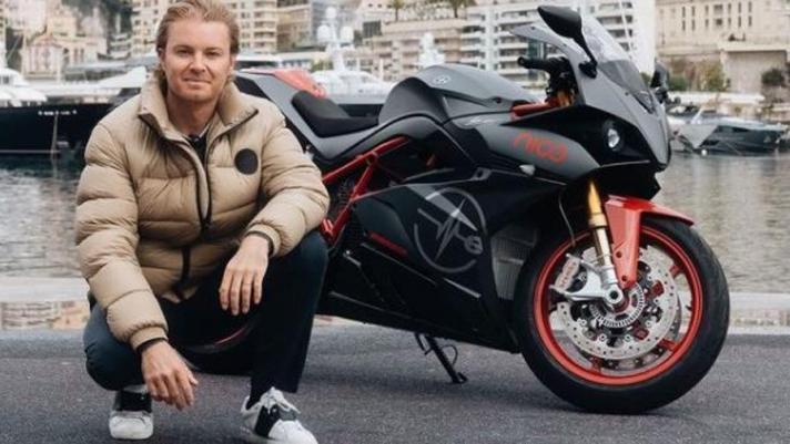 Nico Rosberg cade a Montecarlo mentre racconta la sua nuova moto Energica