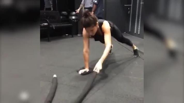 La modella Adriana Lima ha pubblicato su Instagram questo video in cui si allena! E non scherza...