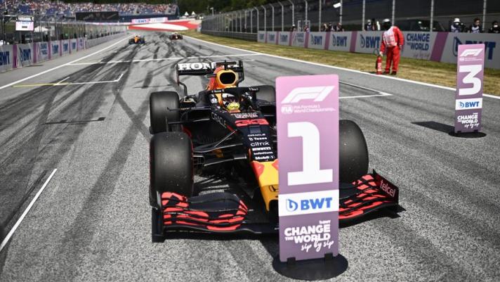La rabbia di Alonso che rischia l’incidente con Vettel, l’eliminazione delle Ferrari in Q2, i tentativi di Hamilton e il dominio di Verstappen: rivedi i momenti top delle qualifiche di F1 al Red Bull Ring