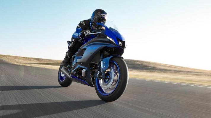 Yamaha ha svelato la sua nuova supersportiva, che va ad aggiungersi alla famiglia delle R. La nuova R7 sfrutta il motore bicilindrico CP2 usato sulla naked MT-07